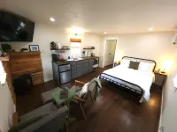 Handsome Modern Rustic Studio Cottage!