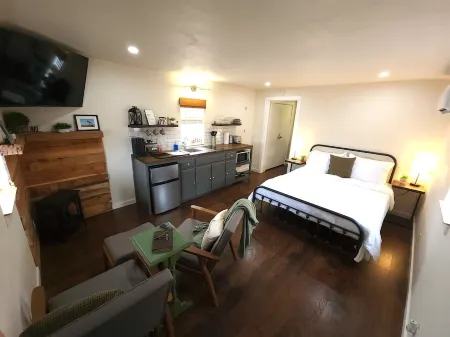 Handsome Modern Rustic Studio Cottage!