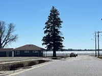Cozy Beach Cottage. Great lake views. Lake access! Sleeps 6 efficiently.