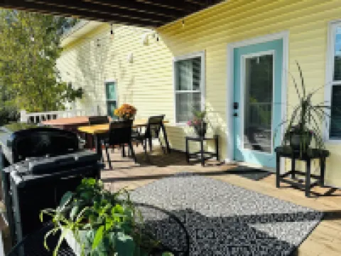 Large Bourbon Trail Vintage Farmhouse – Hot Tub, Gift Shop, Golf Range & Animals