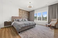 Luxury Lake Geneva House, Heated Pool, 2 Hot Tubs, Sauna, Fire Pit, Photo Zone