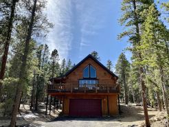 The Fabulous Black Hawk Log CabinFamily and Pet - friendly