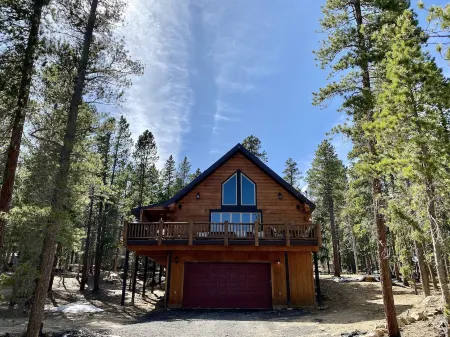 The Fabulous Black Hawk Log CabinFamily and Pet - friendly