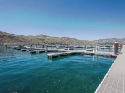 Outdoor Heater & Covered Patio, Paddle Boards, Fire Table, Bikes, Outdoor Games Hotels in Chelan