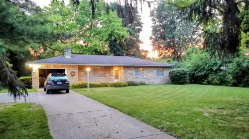 Solitude in the City! Beautiful home, easy access to all Columbus! 1/2 Acre Lot! 콜럼버스 호텔