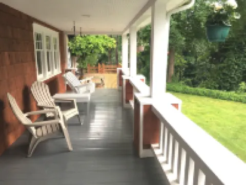 Spacious and charming home in a park-like setting Hotels in Burien