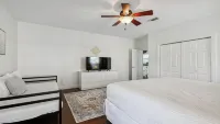 Oak trees, Heated Pool/Spa oasis & walk to beach! Drive to downtown 3 min!