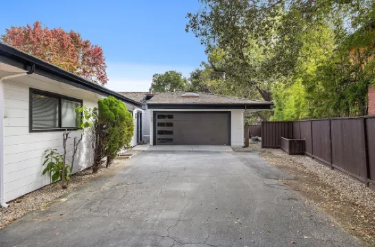 Designer retreat home near Stanford! Luxury, Gym, Peloton, office,Backyard,BBQ
