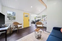 Gold Anchor Cottage - private hot tub getaway!