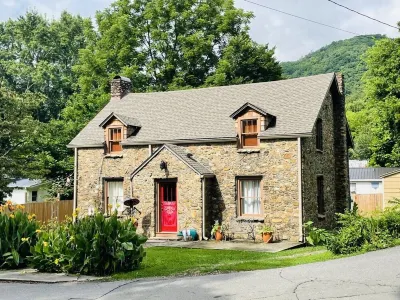 Lowered Rates. A Hot Springs Favorite, Roomy & Cozy, Hot Tub, Host a Movie Night