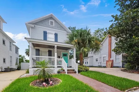 Walkable to Downtown DeLand & Stetson University - Beach 30-45 Minute Drive Отели рядом с достопримечательностью «Мелчинг Филд эт Конрад Парк»