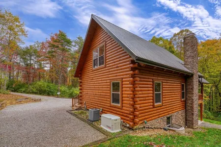 Christine’s Chalet at Trickle Creek in Hocking Hills