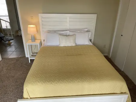 Waterfront 2 bedroom condo with pool, boat ramp and slips