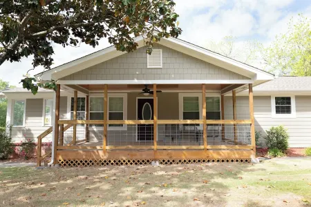 Beautiful, peaceful & spacious home. Отели в г. Клантон