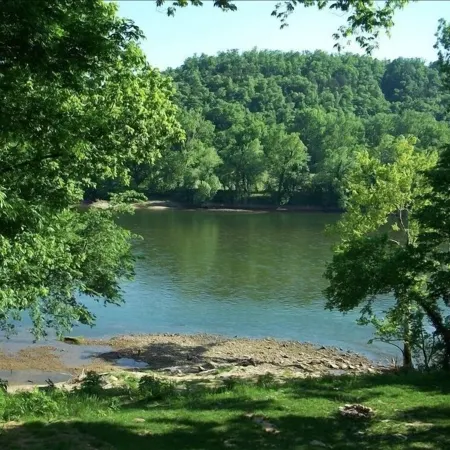 White River Get Away Cabin (Norfork) - River frontage - Open all Year