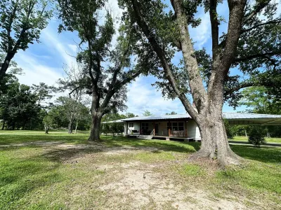 The Whitehouse – Louisiana Country Getaway on 8 Peaceful Acres with Pond Views