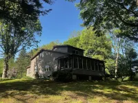 Large newly remodeled 5 bedroom house close to all Lake Erie Attractions! Hotel dekat Struchen Flats Park