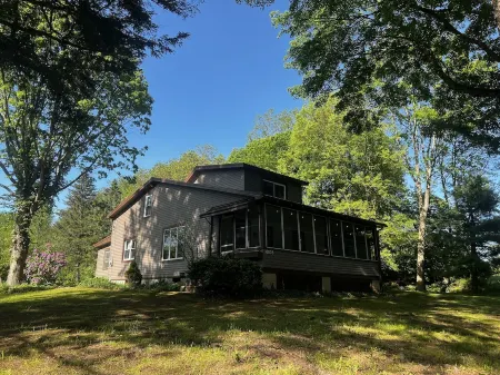 Large newly remodeled 5 bedroom house close to all Lake Erie Attractions! Отели рядом с достопримечательностью «Uncle John's Elk Creek Campground»