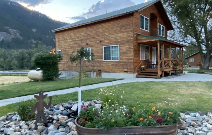 Wake up to Wild Life, River & Mountain View !