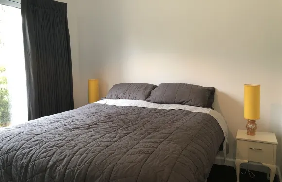 地道叢林環境中的明亮寬敞小屋