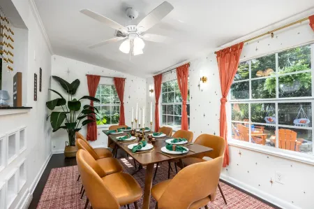 Holiday Ready - Dining - Fire Pit - BBQ - Parking