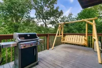 Amazing Mountain Sunsets, Sauna, Hot Tub, King Beds, Retro Game, Coffee Bar, Hotels near Smoky Mountain Ziplines