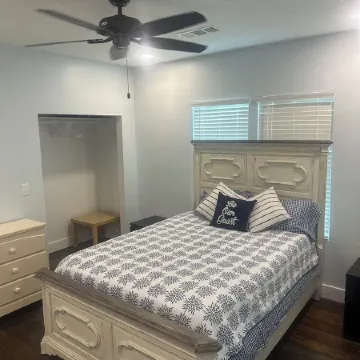 Downtown Dream-Renovated historic 1930s house-walking distance to DT Carrabelle!