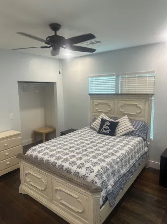 Downtown Dream-Renovated historic 1930s house-walking distance to DT Carrabelle!