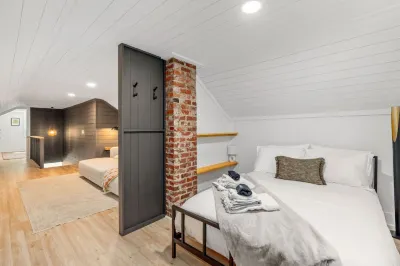 Designer Home With Pool Sleeps 12! Hotels near Audio Advice