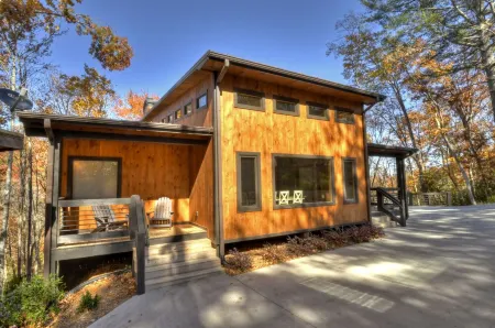 Modern 4BR Cabin w easy access, hot tub & a view!