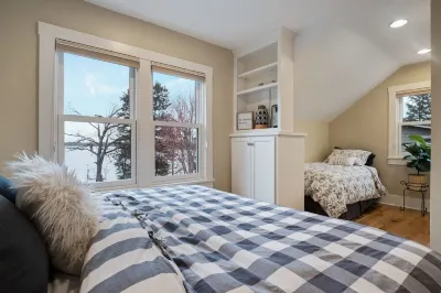 Lake Home, hot tub, sauna, boat rental, private chef