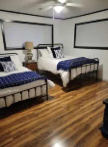 Cottage in the woods. In a safe gated community near Lake Catherine.