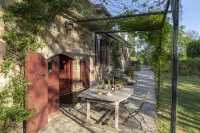 Charming 2 bedroom cottage surrounded by nature, pool and games room access