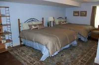 LARGE Guest Suite w/private entrance, deck, and firepit, Sleeps 4, 3 queen beds