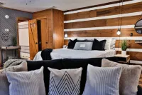 Honeymoon Getaway•Hot Tub•Fireplace•VIEWS•Seclusion Autrey's Antiques & Ideas附近的飯店