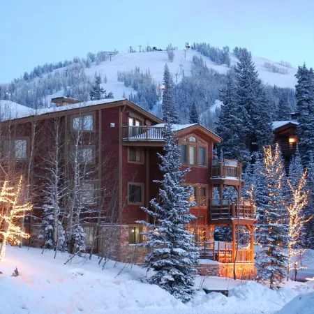 Cozy Silver Lake 2BR steps from lifts, dining, shops. Hot Tub, Pool, BBQ, WiFi