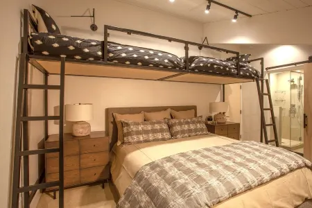 Fully Remodeled Modern Condo Steps from Warm Springs Lift