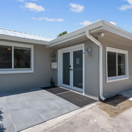 2 blocks to the beach-Dock-Ocean Access boating-Pool-Grill-Fully updated-Tikihut