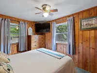 Beautiful Lake House on Belleau 100 ft of Waterfront! Kayaks, Jacuzzi 3100 sqft! Hotels in Wakefield