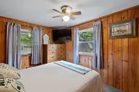 Beautiful Lake House on Belleau 100 ft of Waterfront! Kayaks, Jacuzzi 3100 sqft!