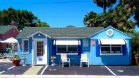 Historic Beach Cottage Steps from Beach. Pet Friendly! Sleeps 5