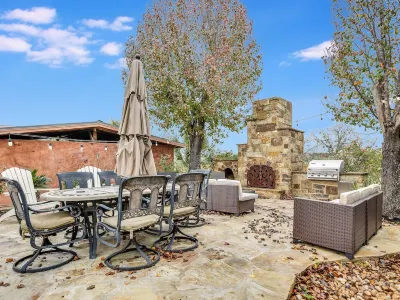 3 bedroom cottage, peaceful and private, with pool, fitness, flowers and nature Hotels near Circuit of the Americas