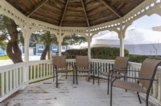 4 bdrm , 2 bath beach house 1 1/2 blocks from beach!