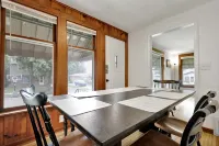 Charming 3-bedroom house with AC and WiFi in lovely Lansing