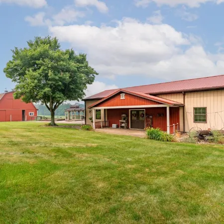 Amazing views, hot tub/outdoor fireplace, countryside, farm with calves & goats.