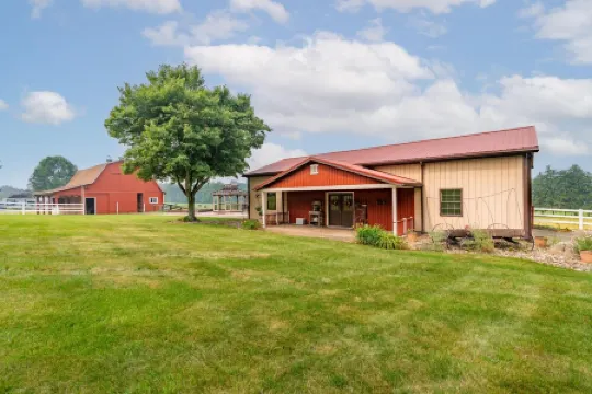 Amazing views, hot tub/outdoor fireplace, countryside, farm with calves & goats.