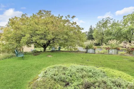 18th century 3-bedroom renovated farmhouse in peaceful Whately with WiFi, AC