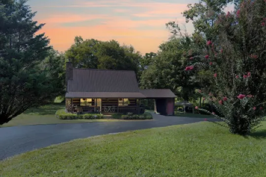 Creekside Cozy Cabin:Minutes to UTK, Dtwn Knox & M’ville ,Marina, & TYS airport