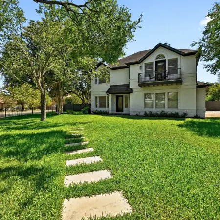 Beautiful Gated Home - Pool, Entertainment Area, Large Lot! Отели рядом с достопримечательностью «Озеро Трэвис»