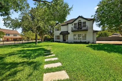 Beautiful Gated Home - Pool, Entertainment Area, Large Lot! Hotels near Irving and Hazel Memorial Trail